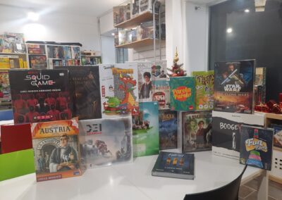 Tavolo dentro il negozio con vari giochi da tavolo