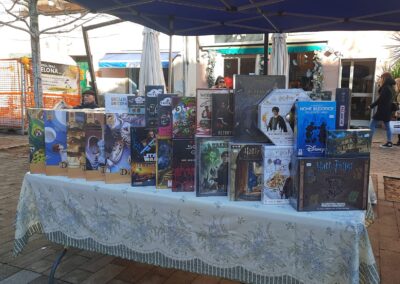 Stand all'aperto con vari giochi da tavolo